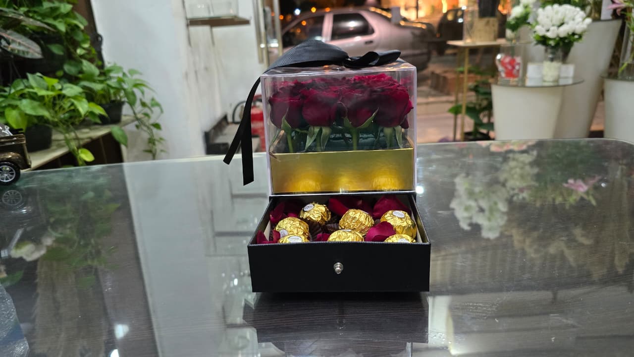  بوكس ورد طبيعي + شوكولاته   126